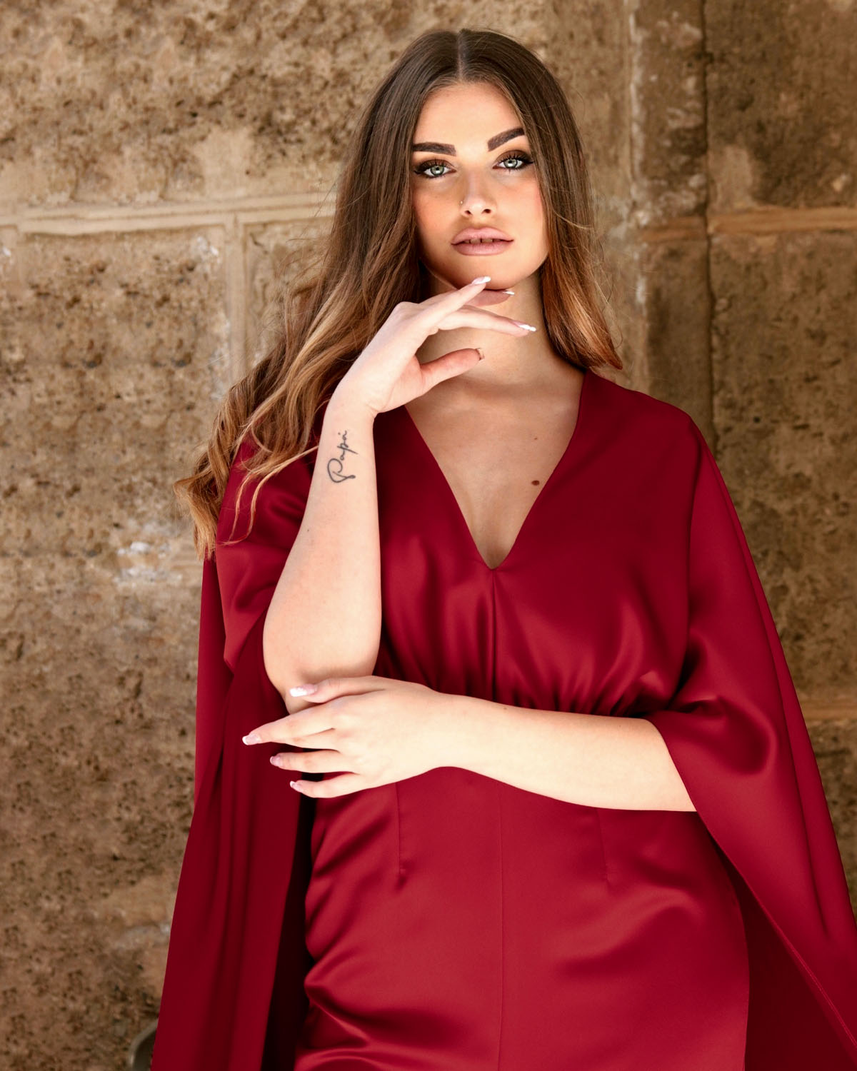 Imperio – Vestido largo de satén con capa y escote en V - Imagen 2