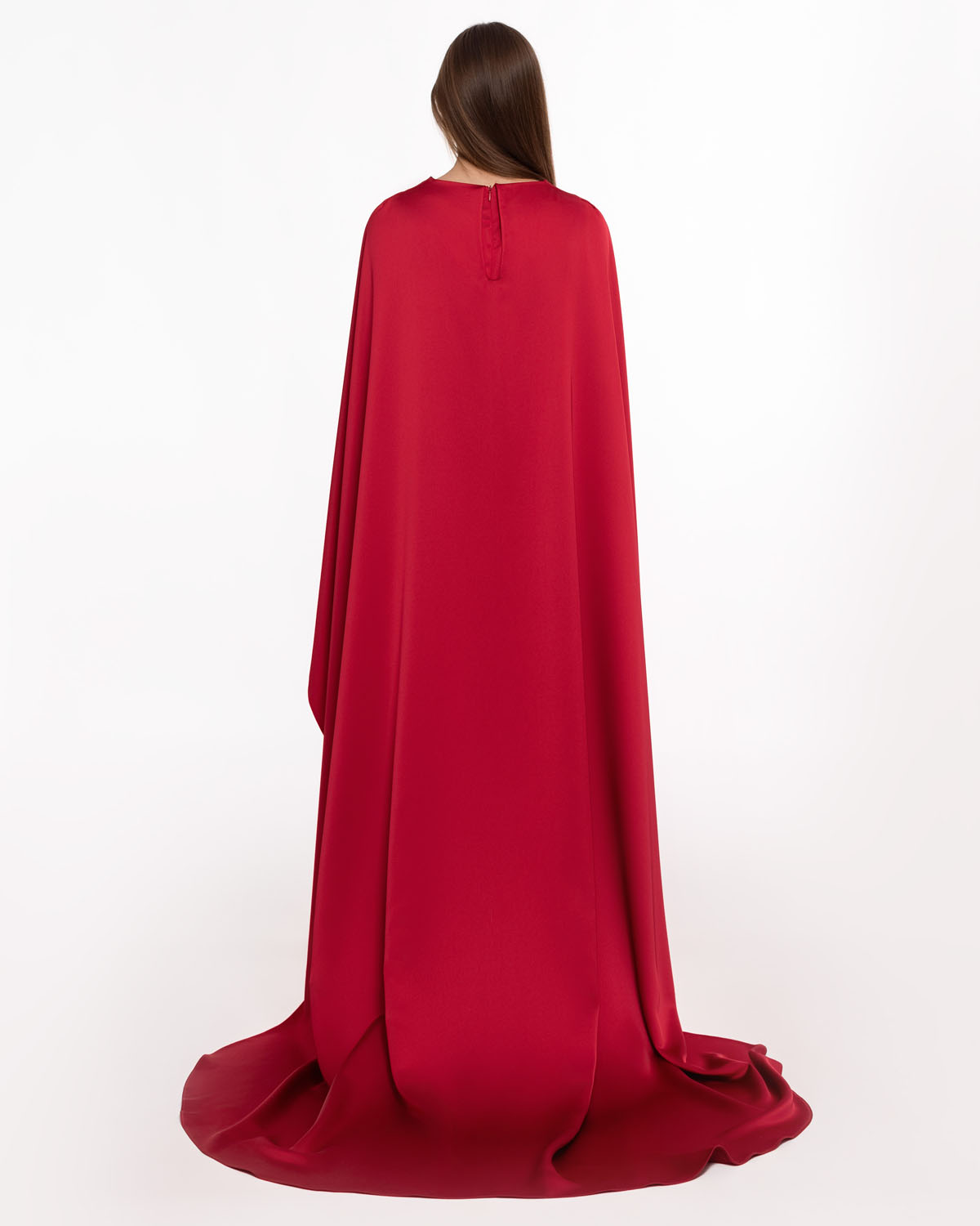 Imperio – Vestido largo de satén con capa y escote en V - Imagen 7