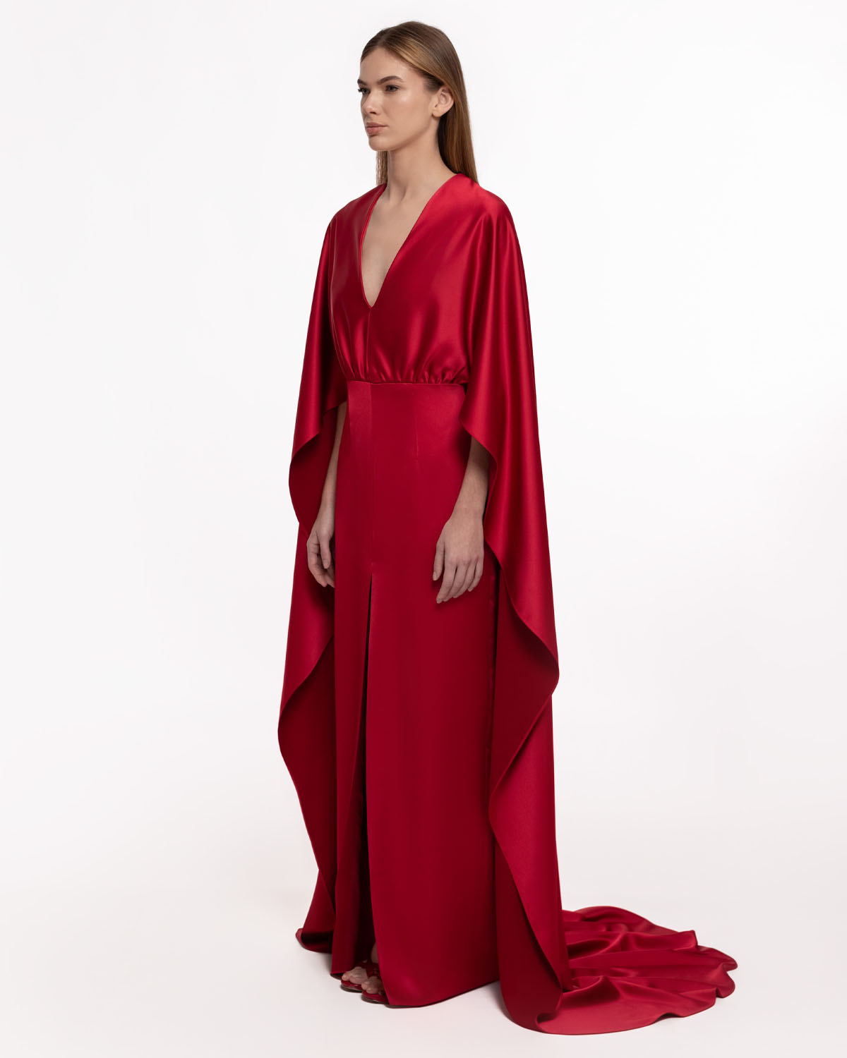 Imperio – Vestido largo de satén con capa y escote en V - Imagen 6