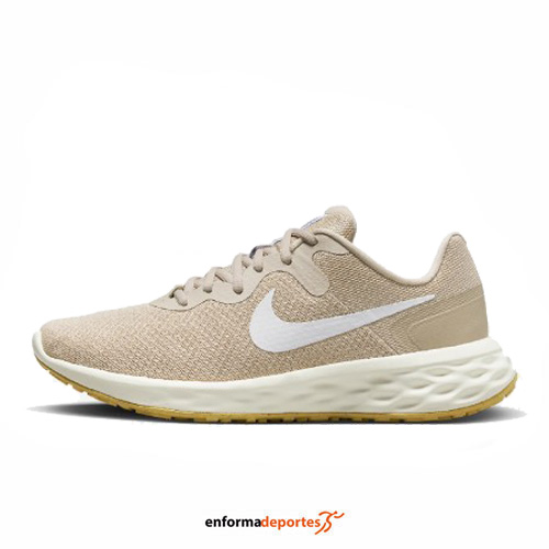 ZAPATILLA MUJER NIKE REVOLUTION 6 NEXT NATURE | SANDDRIFT/WHITE-TOPAZ GOL - Imagen 2